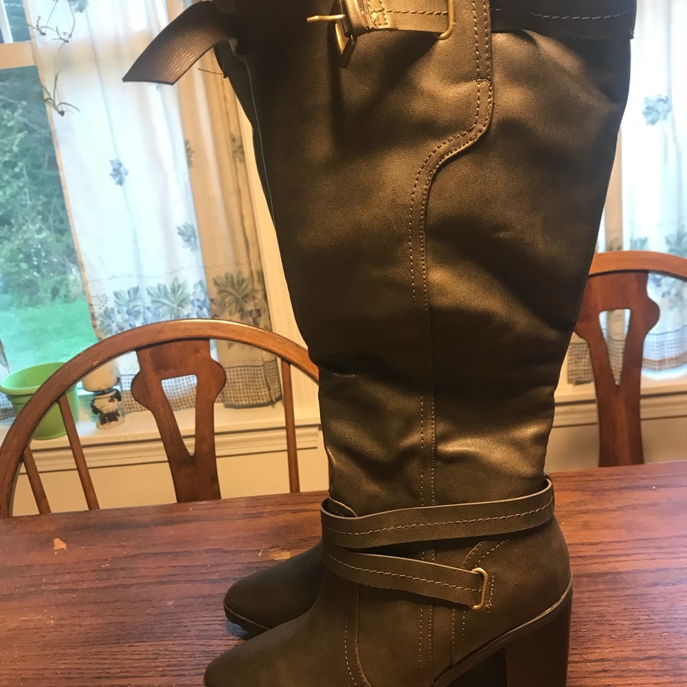 Boots - Picture 2 of 3